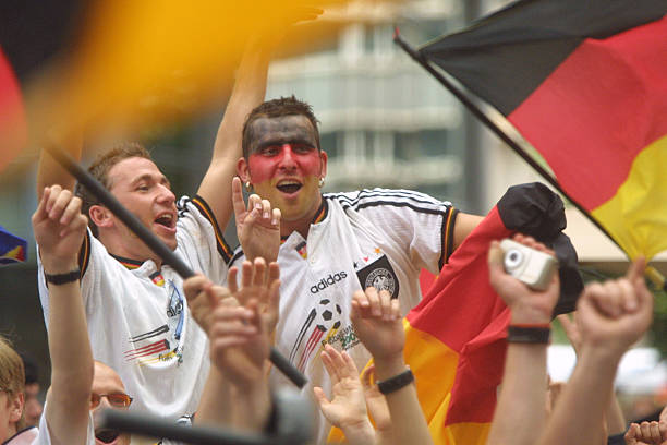 冷门开局!弱队先声夺人,强队终场前救主