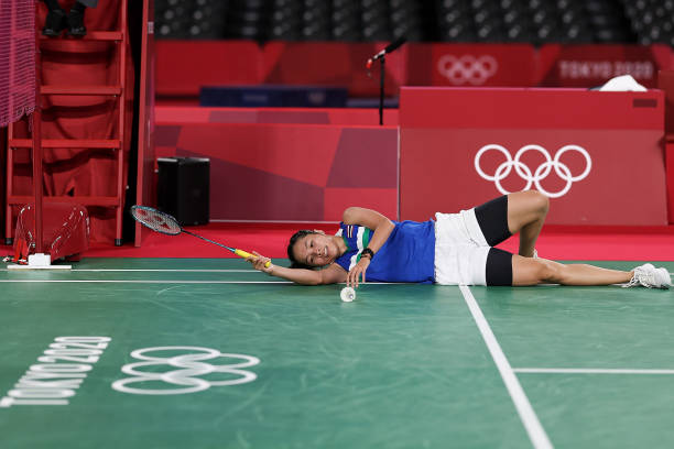 如何区分羽毛球单打与双打的边界线?