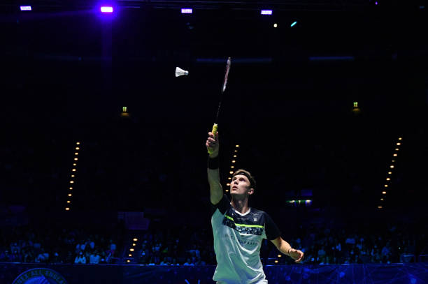 羽毛球比赛规则百度百科:比赛装备要求(球拍、球、服装