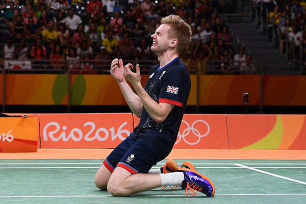 羽毛球拍选购指南:品牌对比与重量选择技巧