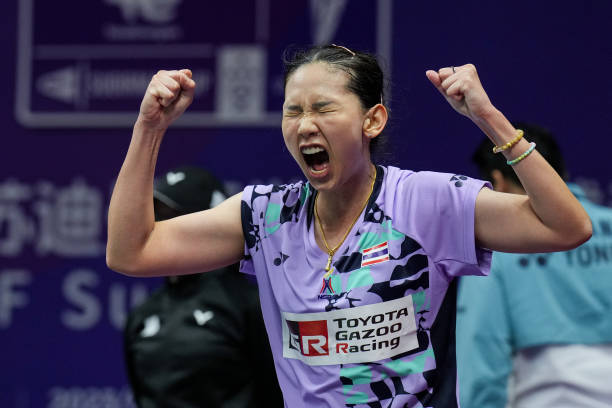 双打羽毛球场的宽度与单打有何不同？