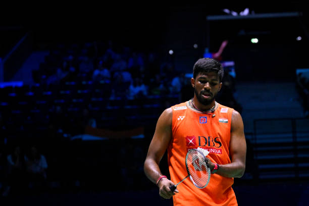 胜利羽毛球拍对比：亮剑12 vs 极速12F，哪款更强？