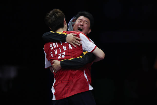 边线裁判和主裁判在羽毛球比赛中的分工区别