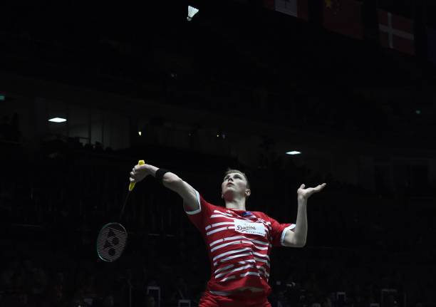 如何选择一款适合你的强力羽毛球拍?