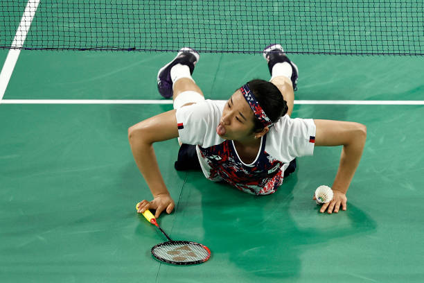 专业教练示范：羽毛球扣杀动作视频+步骤图解