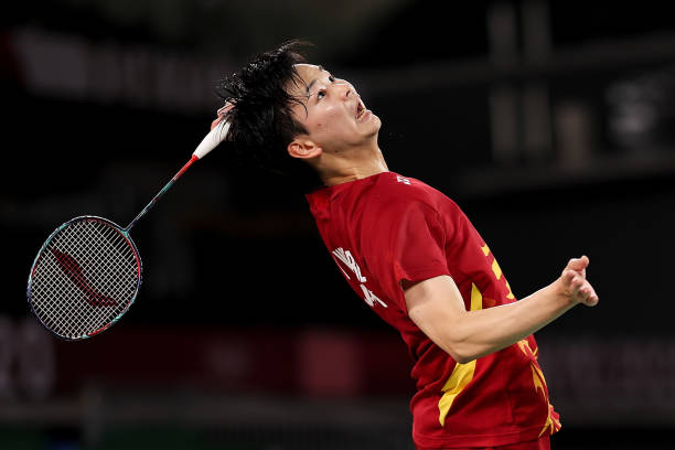 活力四射：两个孩子挥拍打羽毛球的简笔画