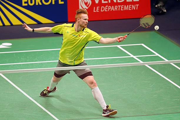 羽毛球拍5U和4U重量对比：究竟哪个更轻？