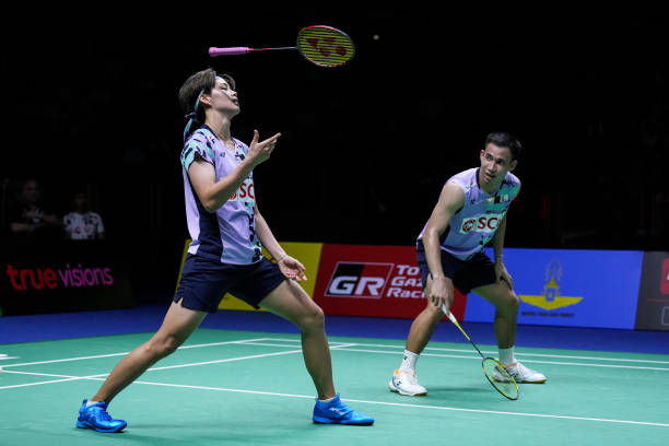 羽毛球场地设计:单打与双打的界限为何不同?