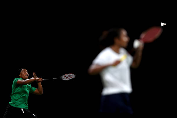 新加坡羽毛球赛:蓝天赛场上的热血对决