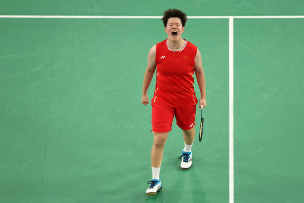 手腕发力关键点：高远球和杀球的技术差异