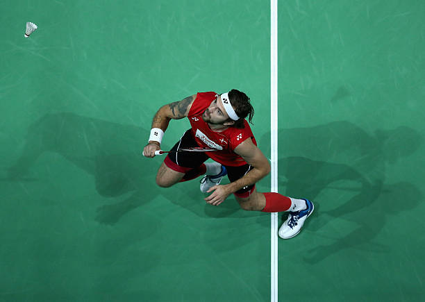 羽毛球场地标准尺寸详解：单打与双打区域对比图