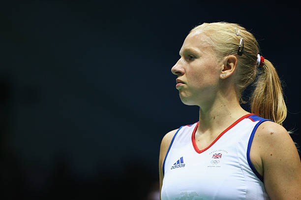 比赛实用技巧:羽毛球双打发球站位与配合要点