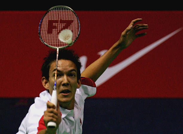 趣味羽毛球课:小学生基础动作教学视频