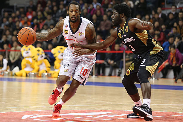 非标准篮球板高度：街头篮球与适应性运动的差异