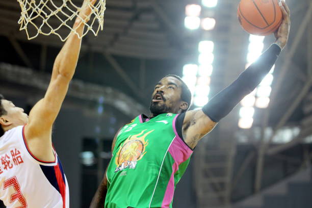 业余球场必看!避免带球撞人争议的几个实用技巧