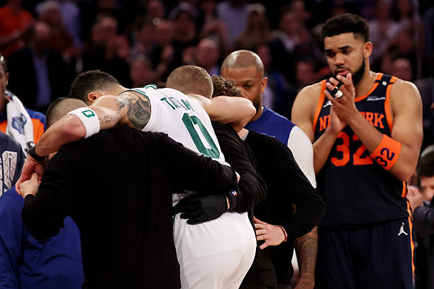 裁判手势图解：篮球技术犯规的识别与判罚