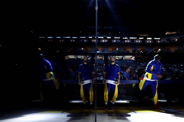 篮球运球中的节奏变化：急停急起动作教学