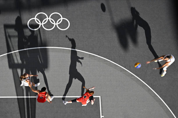 篮球规则解析：为何一支球队必须始终保持五名球员在场上？