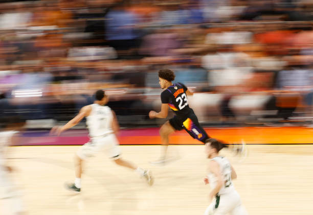 篮球规则详解：走步犯规的手势动作解析