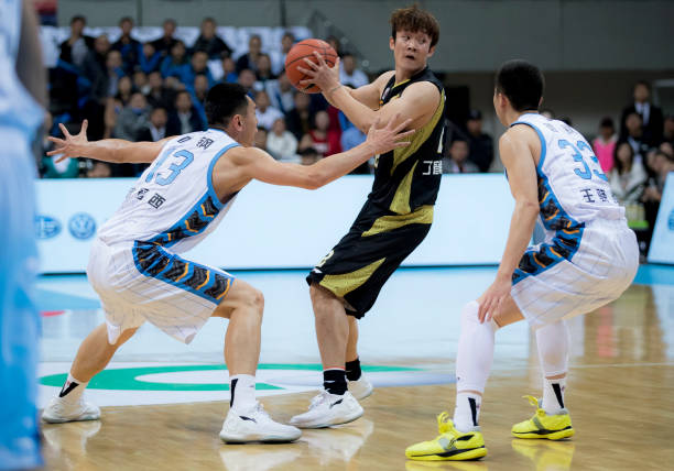 防守反击阵型篮球打法解析:攻防转换的核心策略