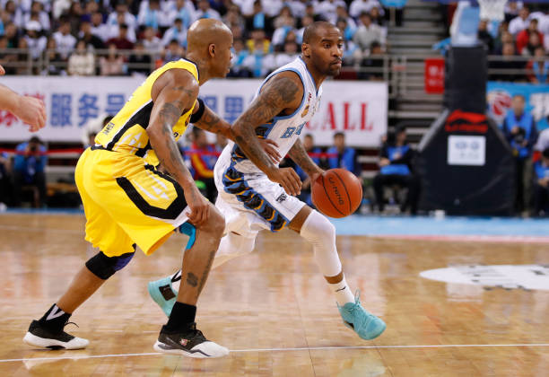 篮球防守技巧:合法站位与阻挡犯规的区别