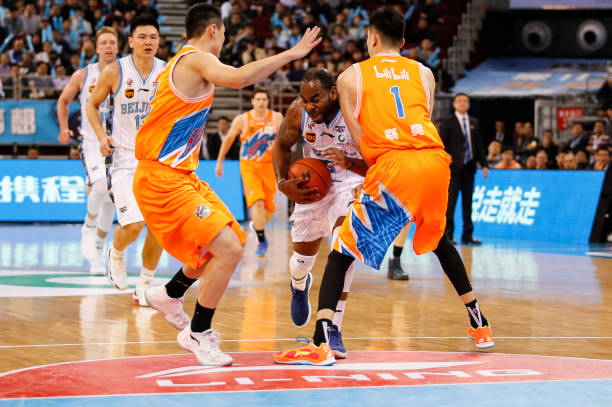 使用“重温经典”和“放送中”营造时效性和怀旧感