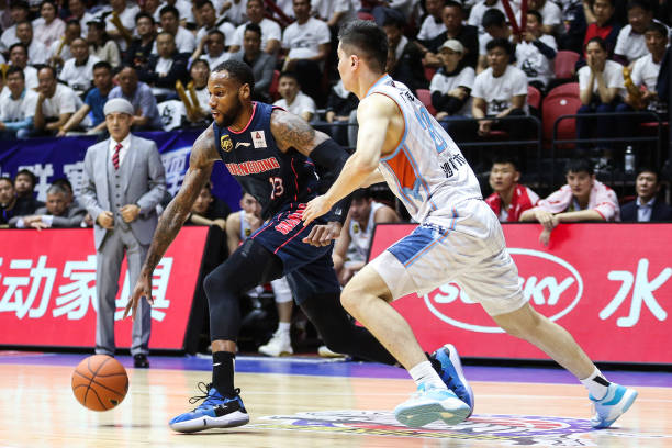 篮球场尺寸对球员表现的影响分析