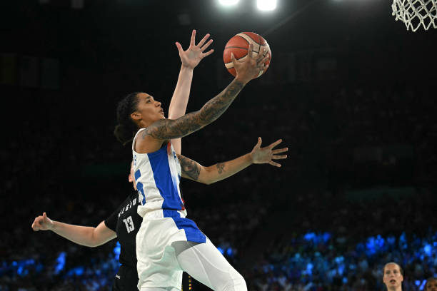 （概括其从贫寒出身到成为篮球传奇的非凡旅程）