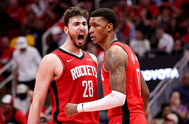 篮球裁判视角：两次运球的判罚标准解析