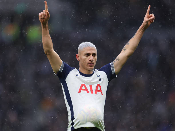 巴黎圣日耳曼欧冠表现低迷,球迷热议球队未来