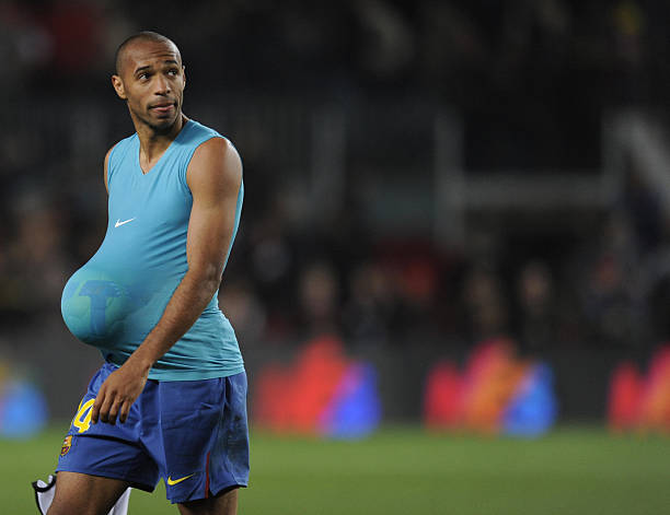 实况足球手游防守技巧:如何快速后撤球员保持阵型