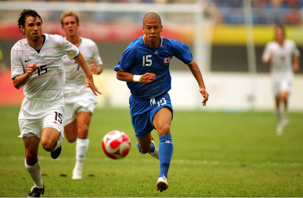 足球场上的罕见一幕:梅西点球因二次触球被取消