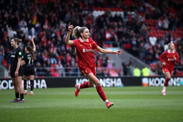 足球场面积争议：某些著名球场为何不符合FIFA标准？