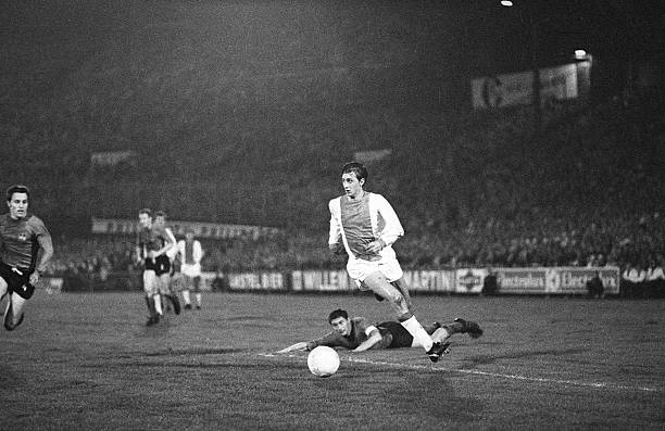 他是如何成为足坛史上最完美的中锋之一的？