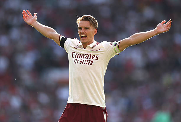 （面向普通球迷，增加可读性和趣味性）