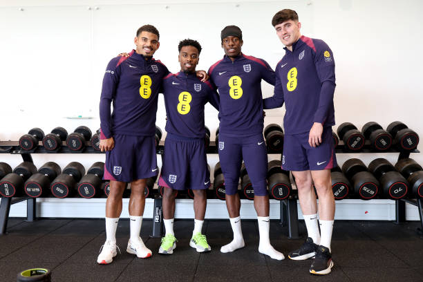 日本国家队的战术演变：从技术流到全攻全守的足球哲学