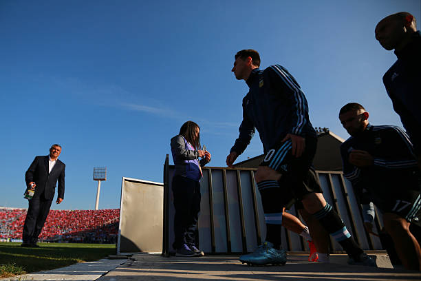 梅西年薪人民币：足球史上最高薪球员之一？