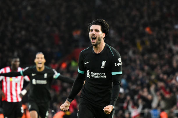 球场内外:C罗与梅西的人品对比分析