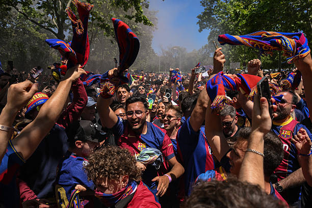 边裁旗语解读：进球后为何指向中圈？