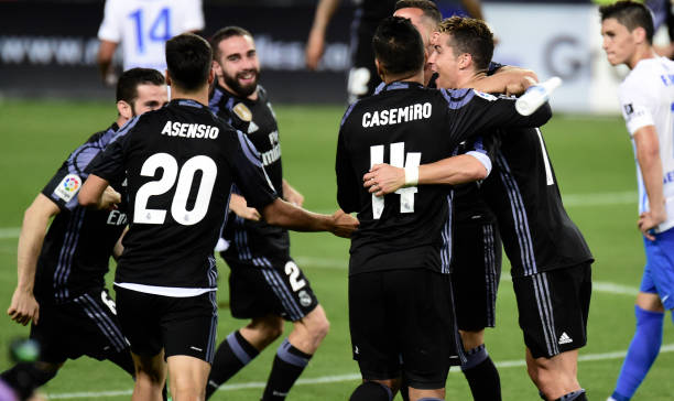 足球边裁旗语图解：界外球判罚的细节与要点