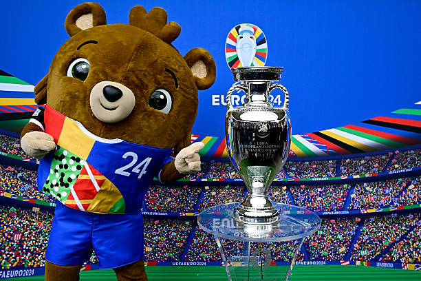 黑球获取途径对比:联赛奖励VS氪金,哪种更划算?