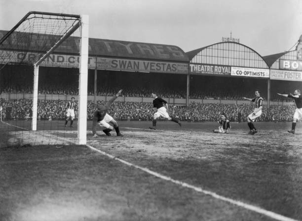 2021德甲积分榜全景:从榜首到榜尾的球队表现盘点