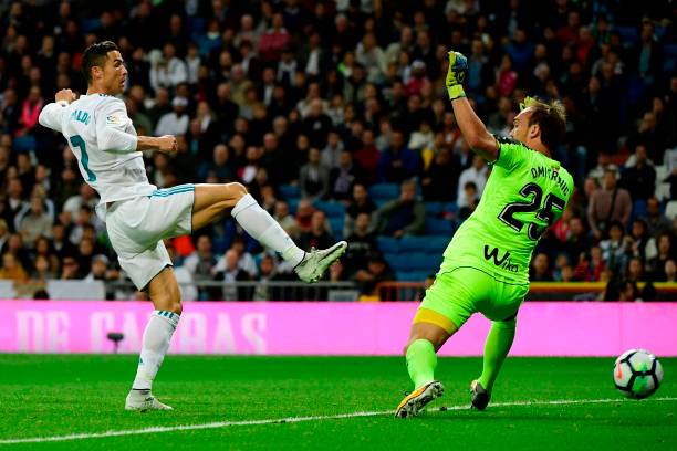 转会市场淘金术:FIFA足球世界隐藏低价高能球员推荐