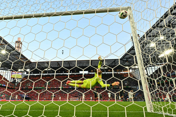 如果C罗再夺金球奖,能否超越梅西的纪录?