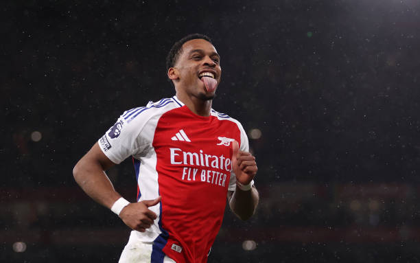 任意球大师的绝技解析:从弧线到力量,谁的技术更全面?