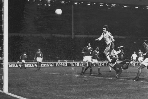 突破防守利器:实况足球手游挑球过顶操作攻略