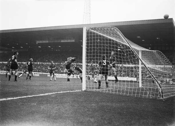 欧冠直播预告：两大夺冠热门正面交锋，精彩不容错过！