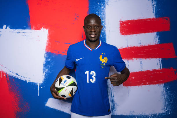 莱万欧冠头球破门占比分析，全能中锋的进攻武器库