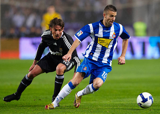 从西湖到球场：杭州草根足球的激情与梦想