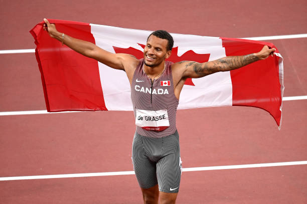 郭晶晶妈妈与外孙亲密互动，家庭幸福满满